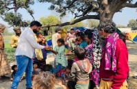 समाजसेवी ने पिता की पुण्यतिथि पर तिरपाल में रहने वाले बच्चो में वितरण किया फल 