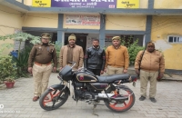 जायस पुलिस द्वारा चोरी की 01 मोटरसाइकिल के साथ 01 नफर अभियुक्त गिरफ्तार