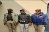 थाना इन्हौना पुलिस द्वारा 04 नाक की कील (पीलीधातु) के साथ 01 अभियुक्त गिरफ्तार 