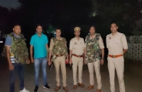 पुलिस और बदमाशों की मुठभेड़ में बदमाश घायल