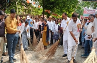 विधायक सदर एवं जिलाधिकारी व जिला संयुक्त चिकित्सालय परिसर से स्वच्छता रैली को हरी झण्डी दिखा किया रवाना