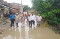 जलभराव से त्रस्त ग्रामीणों ने धरना दिया 