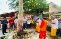 शनिदेव का मंदिर क्षतिग्रस्त हो गया ,,ब्रमदेव के निकट आचार्य पंडित दुर्गेश मिश्रा व आचार्य पंडित चंद्रप्रकाश जोशी ने मंत्रोचारण के साथ पूजा अर्चना कर स्थापित किया