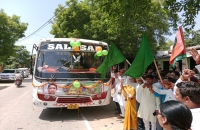 काशी चला किसान सांसद प्रतिनिधि, विधायक एवं जिला अध्यक्ष ने हरी झंडी दिखाकर वाहनों को किया रवाना