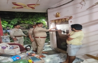 वांछित आरोपी के घर पर पुलिस ने कुर्की का नोटिस चस्पा किया