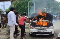 शॉर्ट सर्किट के चलते खड़ी कार में लगी आग