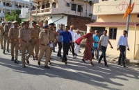 जिलाधिकारी अमेठी व पुलिस अधीक्षक अमेठी द्वारा कस्बा गौरीगंज में किया गया पैदल गश्त