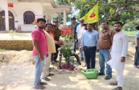 नगर पंचायत ईओ विनय शंकर अवस्थी ने किया वृक्षारोपण