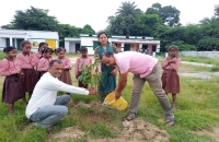 संस्था द्वारा वृक्षारोपण अभियान के तहत प्राथमिक विद्यालय परिसर मे किया गया वृक्षारोपण