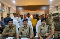 3,65,000/- रुपये नगद, 03 अदद मोबाइल, एक अदद सफेद स्कार्पियों कार बरामद